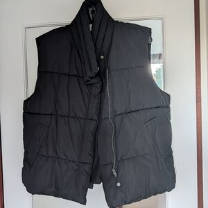 Urban Outfitters Black Puffer Vest Size Small